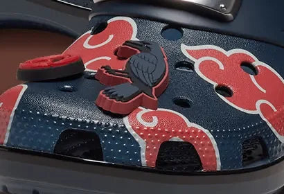 Détail Crocs Itachi : nuages rouges et charm corbeau