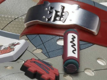 Détail Crocs Jiraiya : plaque gravée et charm parchemin