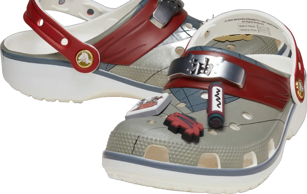 Crocs Naruto Shippuden modèle Jiraiya : sabot gris pierre, bride rouge et plaque métal gravée