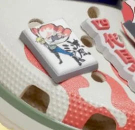 Détail Crocs Minato : charms et flammes sur la pointe