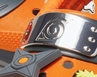 Détail Crocs Naruto : plaque métal sur la bride et charms Jibbitz