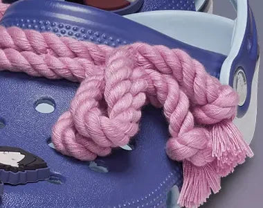 Détail Crocs Sasuke : vraie corde tressée rose sur l'empeigne